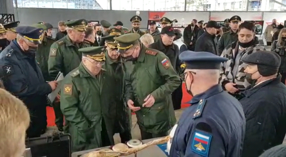 Министр обороны Российской Федерации Р. Х. Цаликов с заместителями осматривают выставочные экспонаты.jpg